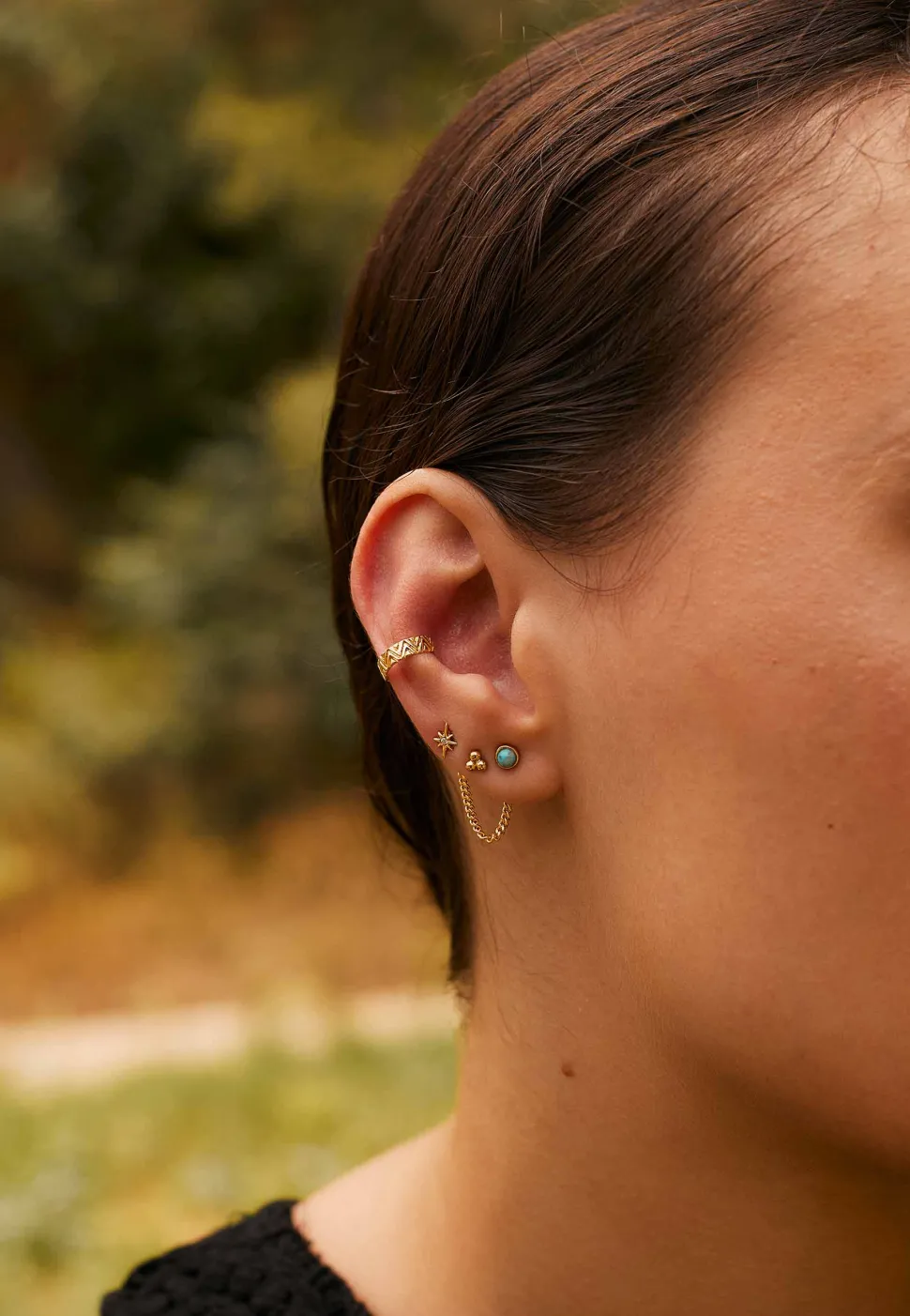 EAR CUFF QALAMAT BAÑADO EN ORO