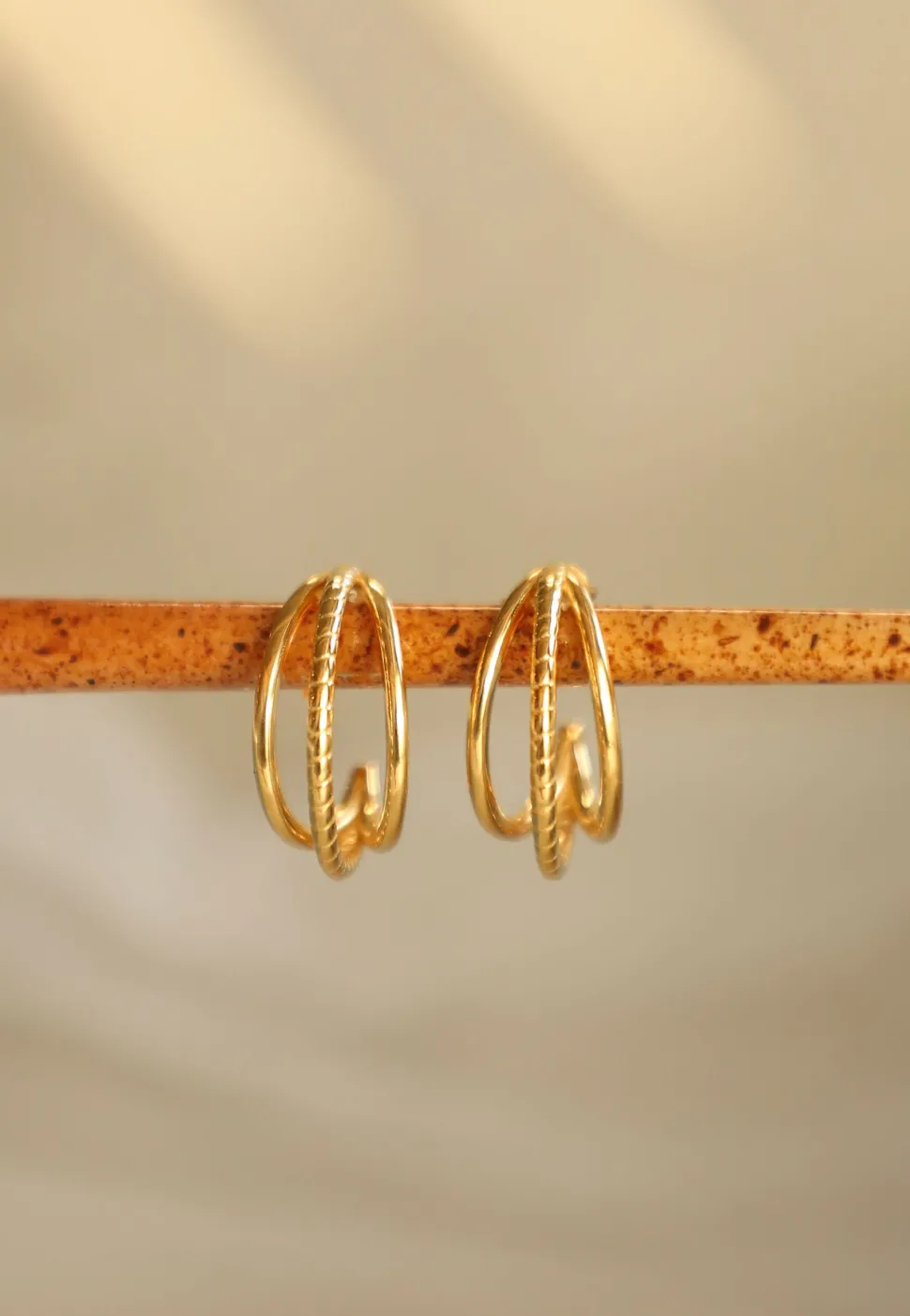 PENDIENTES MUNRU (25MM) BAÑADOS EN ORO