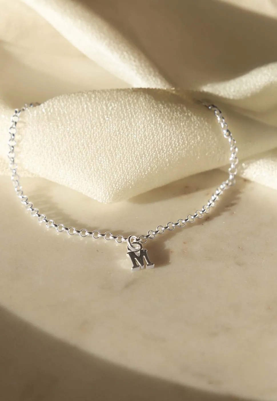 PULSERA ADAMYA LETRA