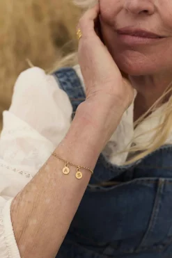 PULSERA ADAMYA LETRA CHAPA BAÑADA EN ORO