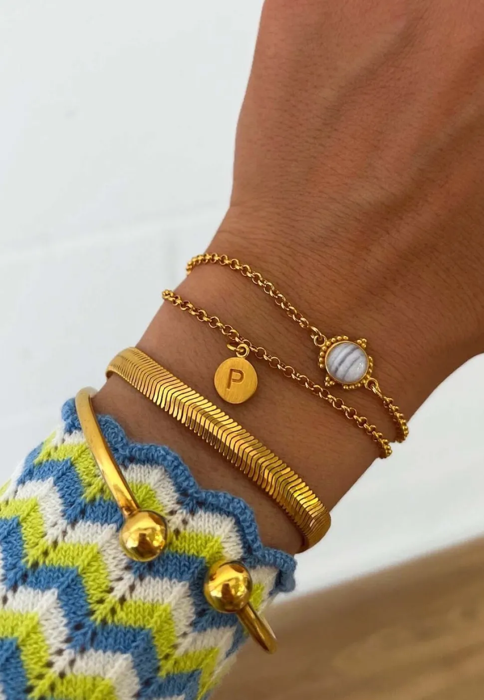 PULSERA ADAMYA LETRA CHAPA BAÑADA EN ORO